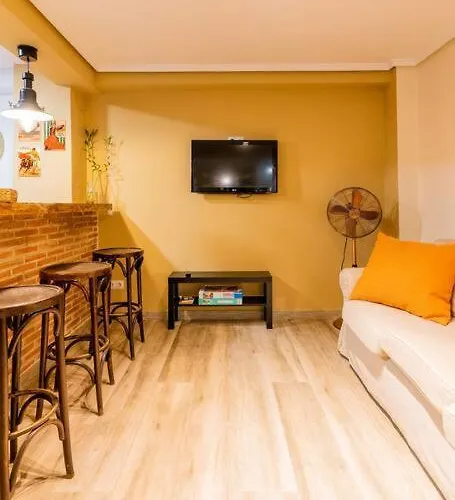Ciudad Artes Gem: Stylish Near Ruzafa & Apartment
